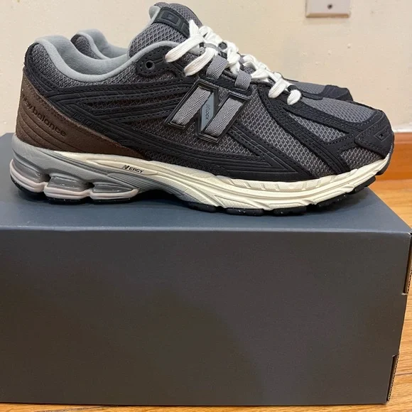 New Balance 1906F Sneakers
Color: Phantom / Dark Mushroom - Picture 2 of 10